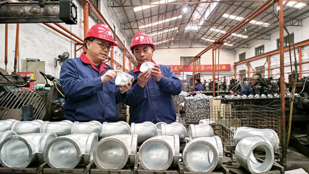 劳动创造幸福！环卫工人与建筑工人如何书写城市传奇？  第9张