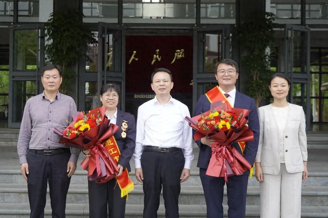 4月29日芦溪县韩纯、刘小清载誉归来！劳模精神究竟有多强大？