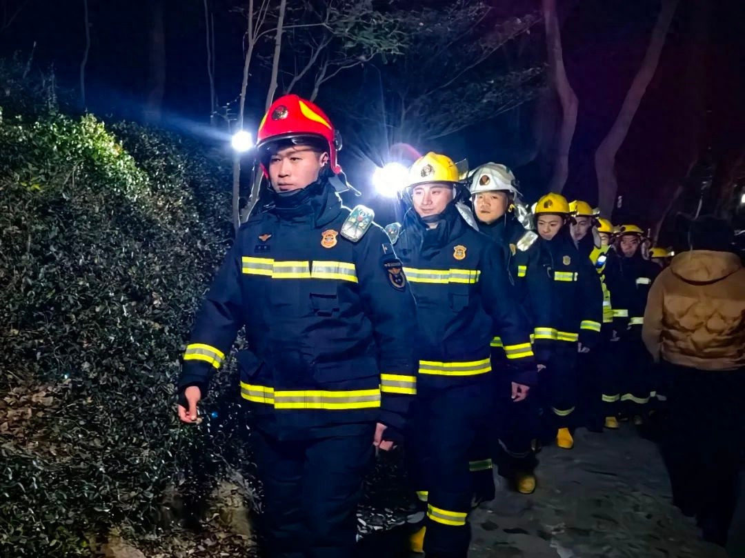 春节坚守岗位的火焰蓝战士：平凡中的伟大，你知道吗？  第1张