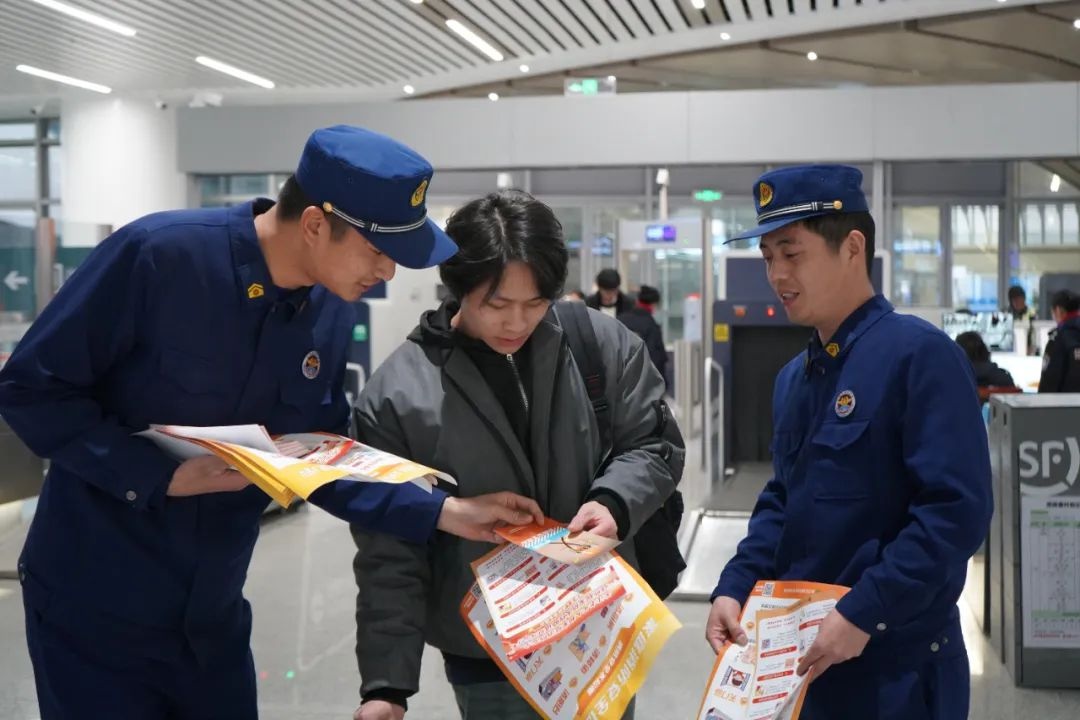 春节坚守岗位的火焰蓝战士：平凡中的伟大，你知道吗？  第4张