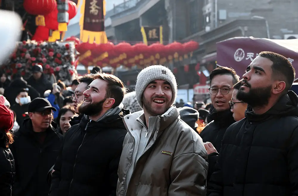 全球目光聚焦中国年！2025年春节，外国友人为何纷纷涌向外滩？