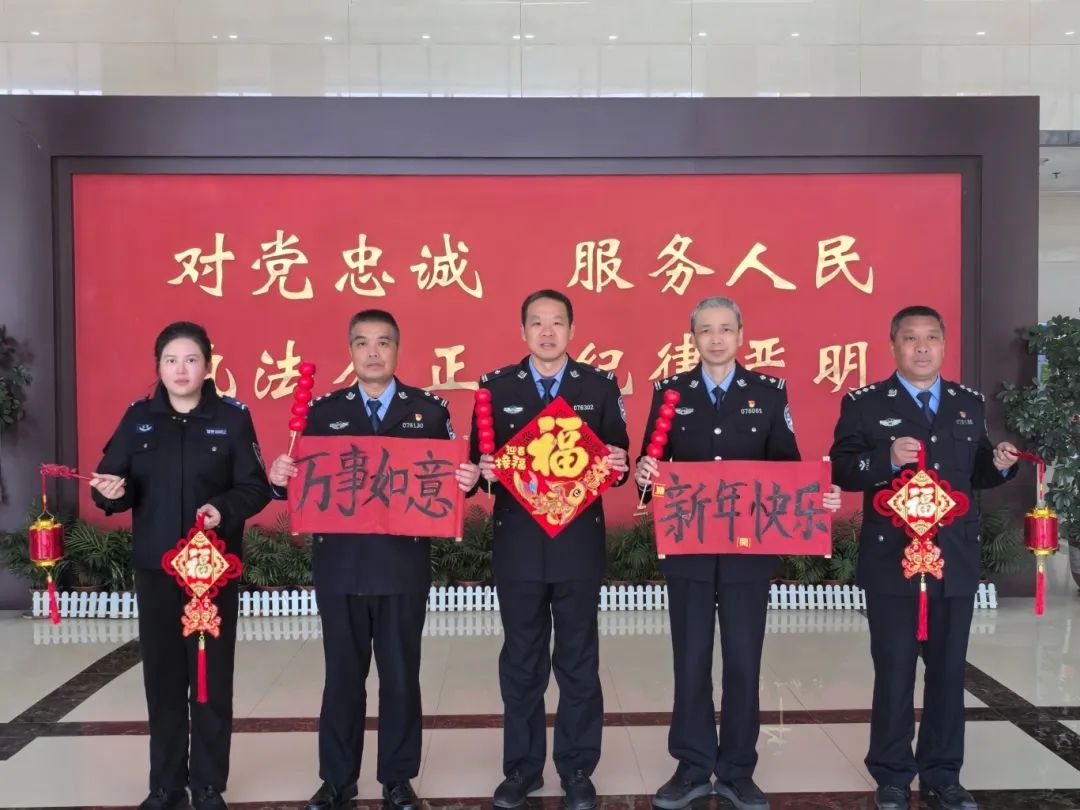 春节团圆时刻，安远公安辅警为何坚守岗位？他们的坚守背后藏着怎样的故事  第5张