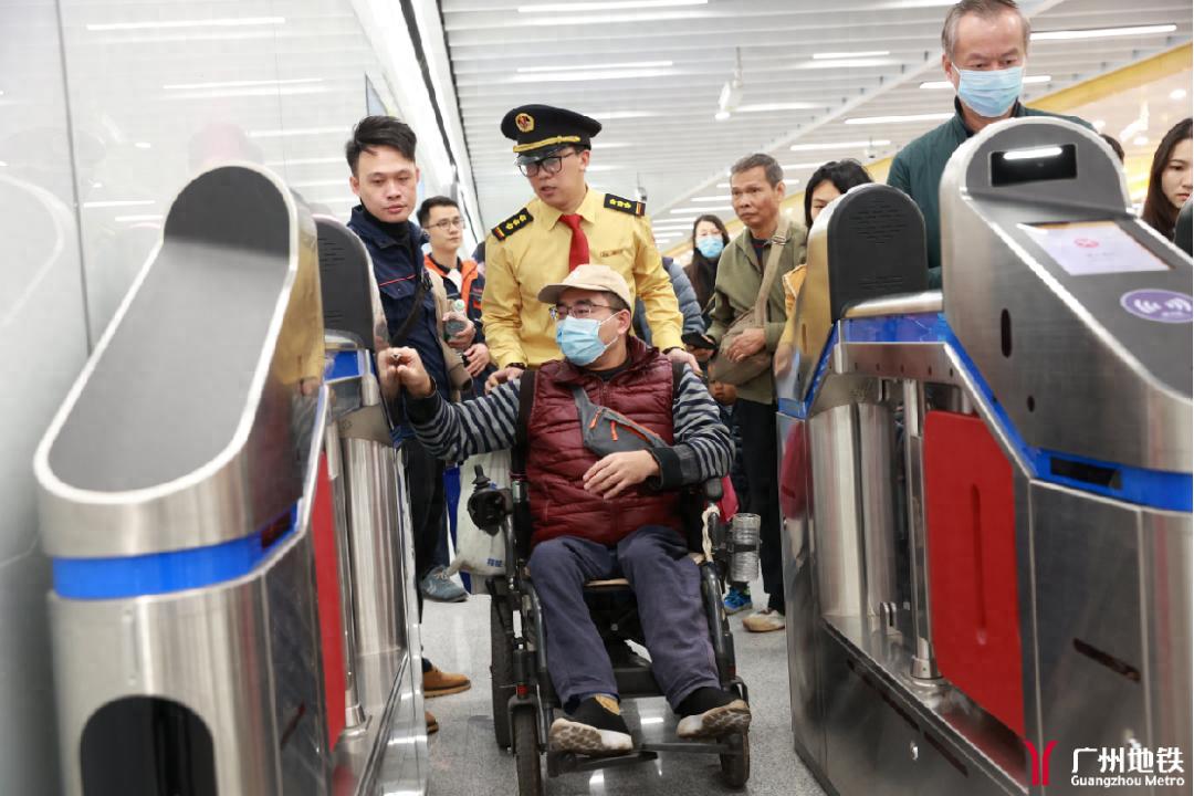 连续14年春节坚守岗位！值班站长刘钰兴如何保障10万游客顺畅出行？  第1张