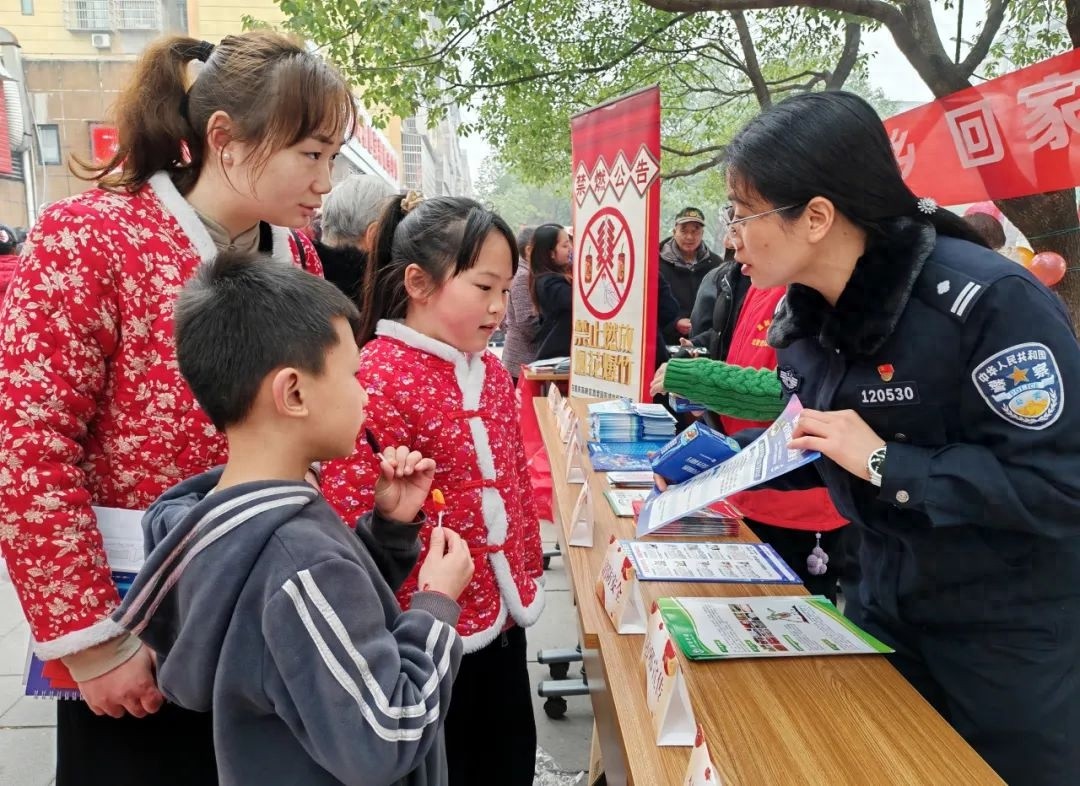 民警与居民共写春联，反诈宣传融入传统习俗，你准备好了吗？