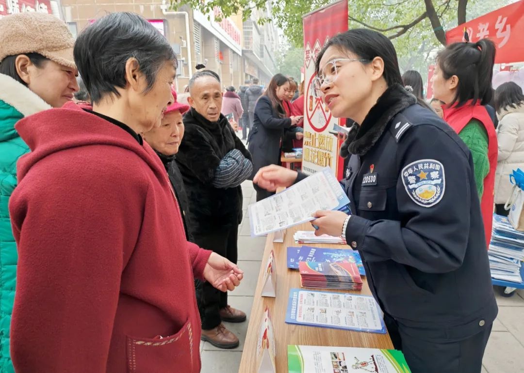 民警与居民共写春联，反诈宣传融入传统习俗，你准备好了吗？  第3张