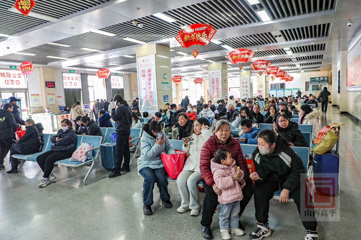 春节阖家团圆，他们却放弃！年轻志愿者为何坚守春运岗位？