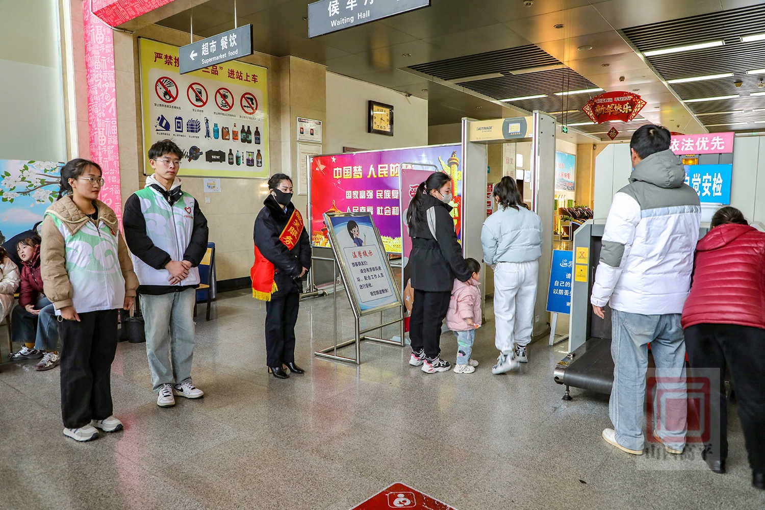 春节阖家团圆，他们却放弃！年轻志愿者为何坚守春运岗位？  第2张