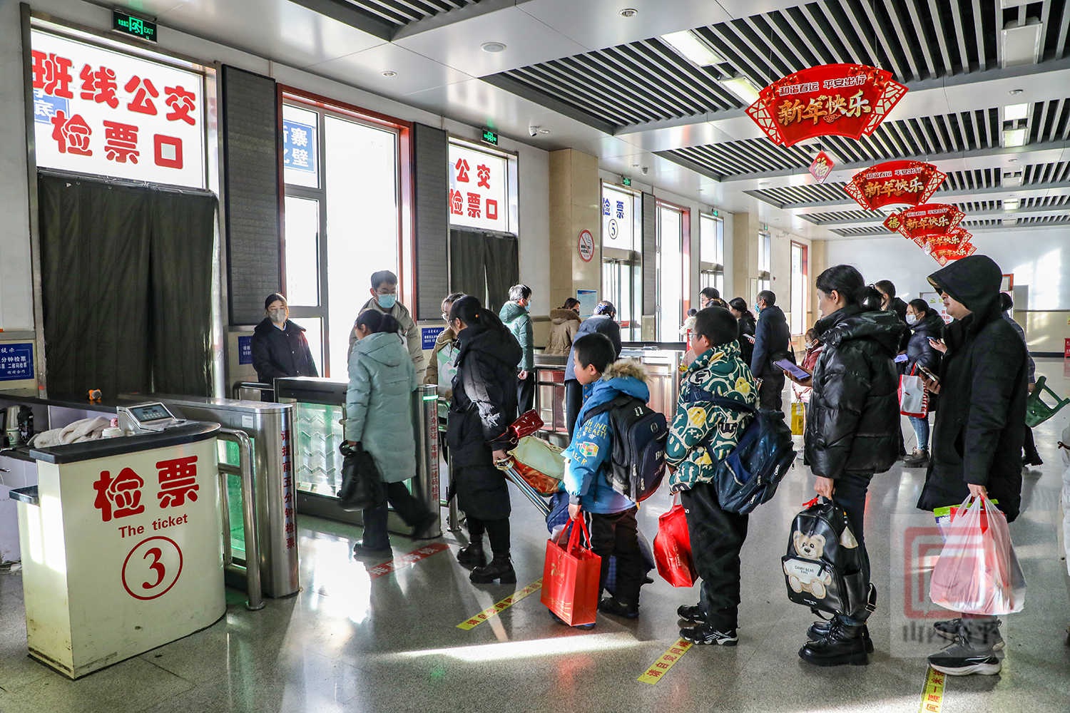 春节阖家团圆，他们却放弃！年轻志愿者为何坚守春运岗位？  第6张