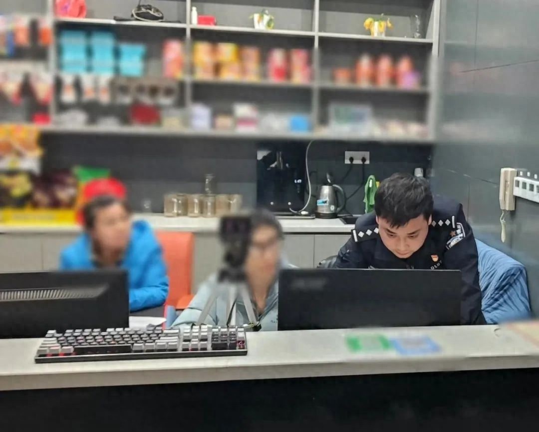 大年初二，他为何选择坚守岗位？揭秘隆警官与岳父的战友情深  第1张