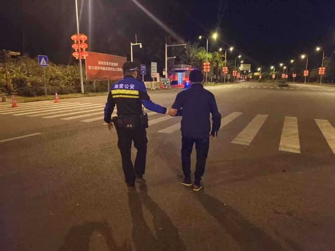 大年夜八旬老人迷路马路中央，警察暖心救助感动家属  第1张