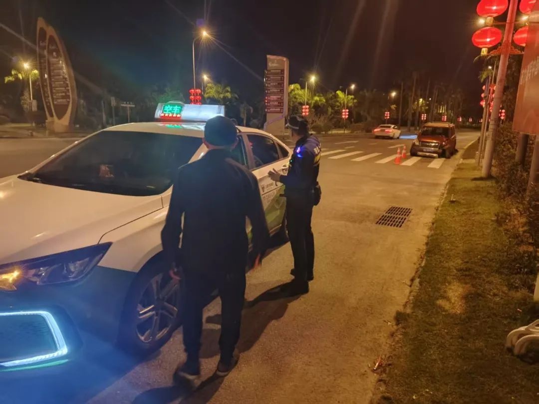 大年夜八旬老人迷路马路中央，警察暖心救助感动家属  第3张