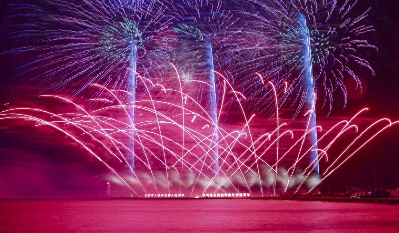 除夕夜，南海三沙市永兴岛上演海上烟花秀，你见过如此绚丽的南海之夜吗？