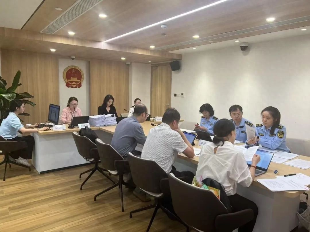 徐汇区司法局如何通过‘复议听证+’模式提升审理质效？揭秘智慧听证室的创新实践  第1张
