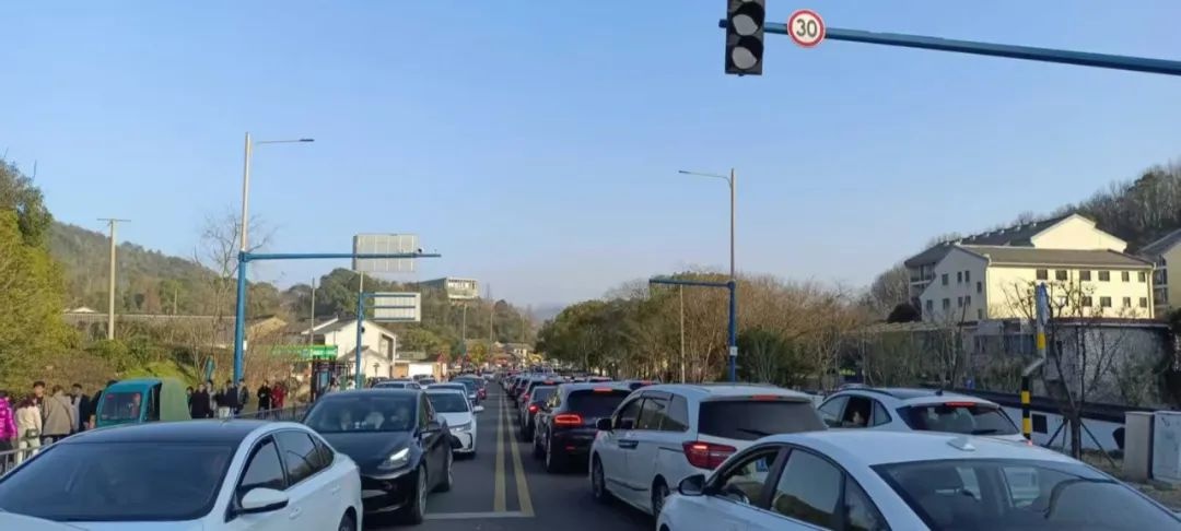 大年初二交通堵爆了！景区周边如何顺畅出行?  第2张