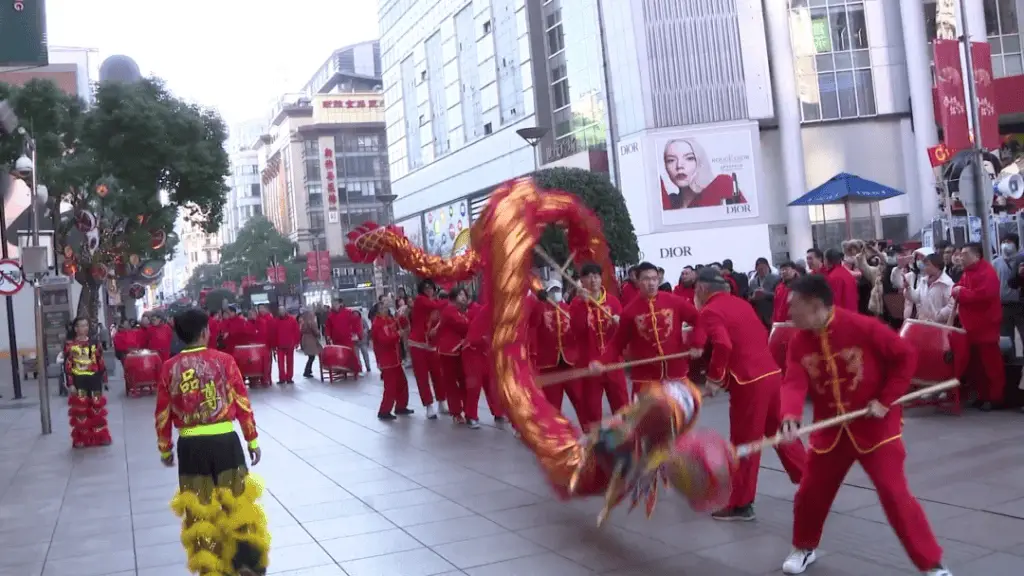 上海南京路步行街大年初一舞龙舞狮！你知道吗？