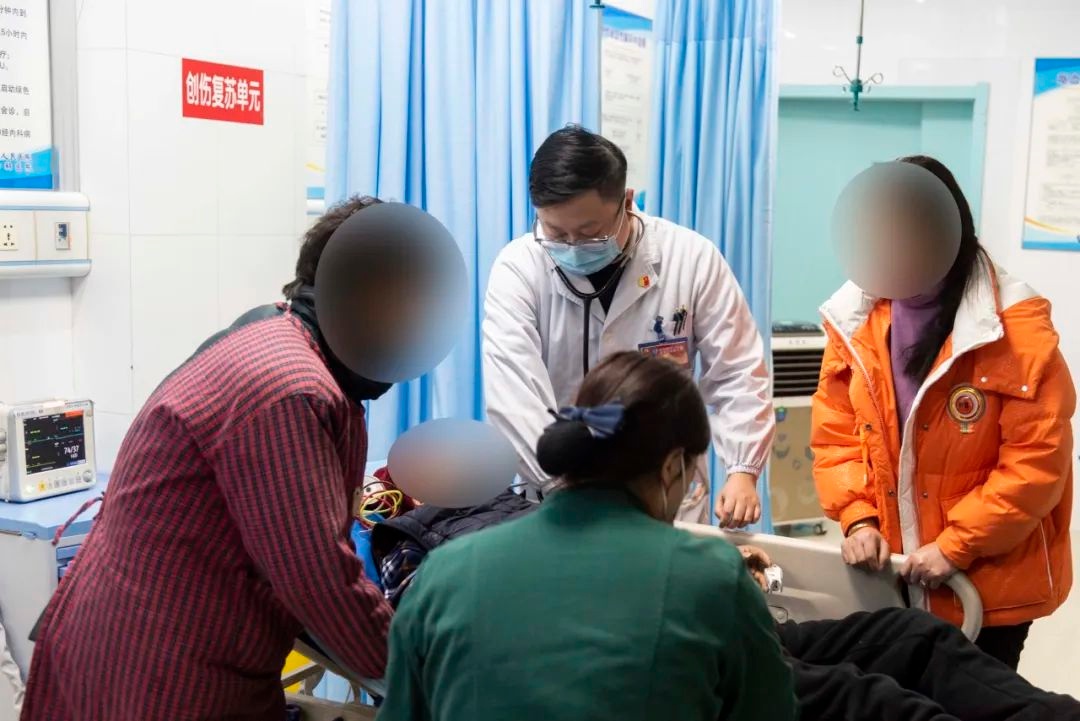 惊!春节阖家团圆时，白衣双职工夫妻为何坚守岗位24小时在线?  第5张