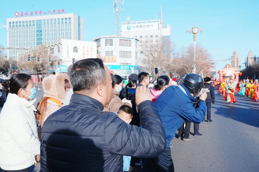 嘉峪关2025新春社火巡演超燃！9支劲旅数万市民参与，你敢错过?  第10张