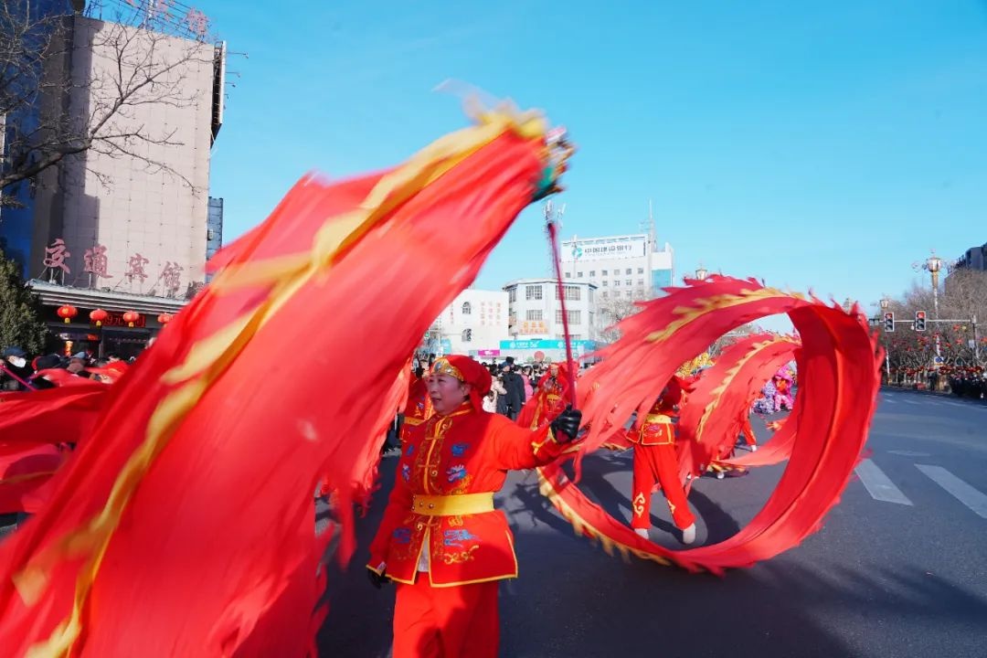 嘉峪关2025新春社火巡演超燃！9支劲旅数万市民参与，你敢错过?  第8张