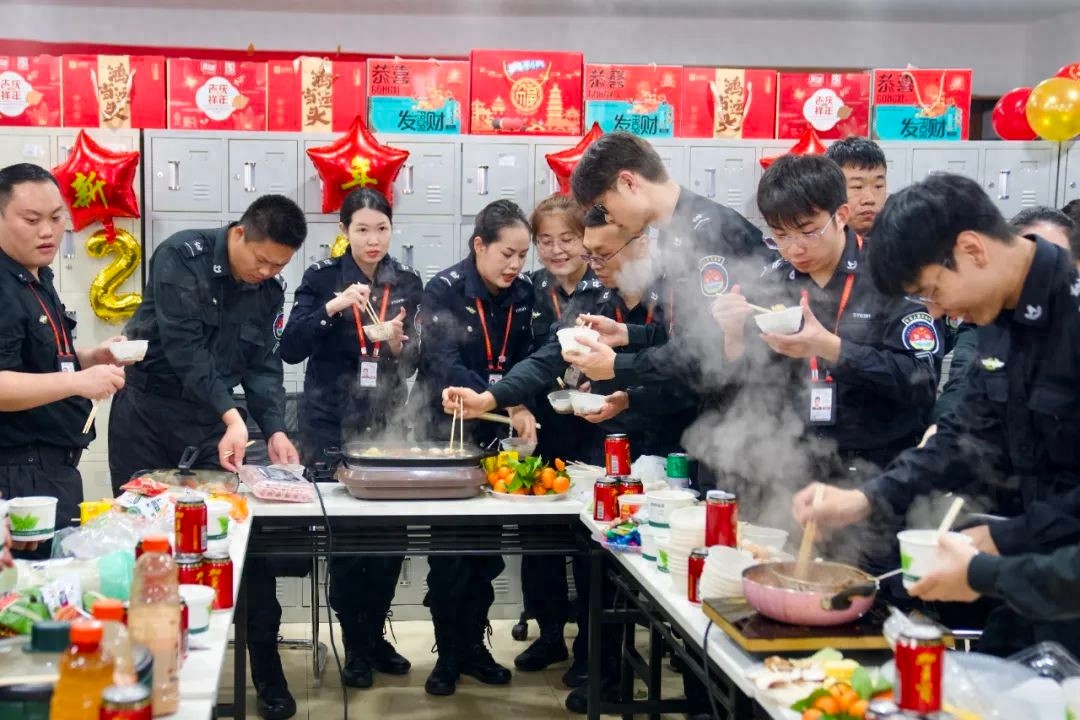 三亚机场春运坚守岗位，特别年夜饭竟有啥？