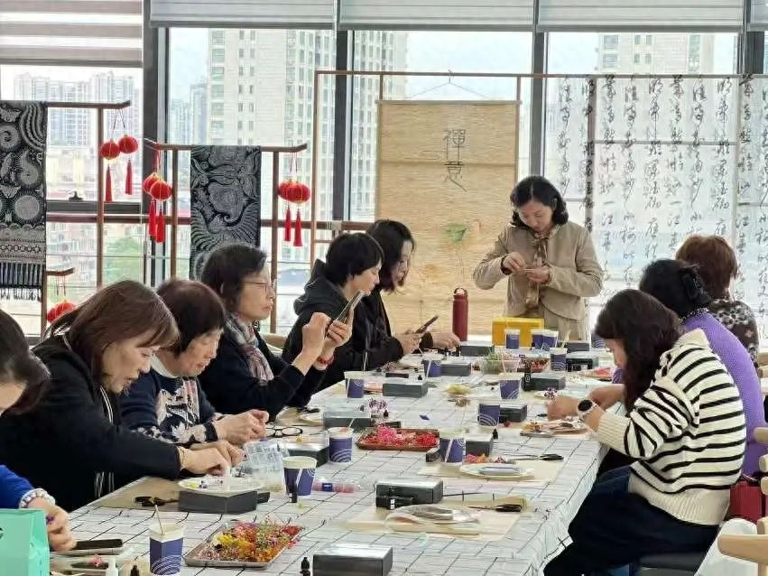 废弃垃圾变时尚摆件？南京西路白领居民齐动手，垃圾分类还能这么玩