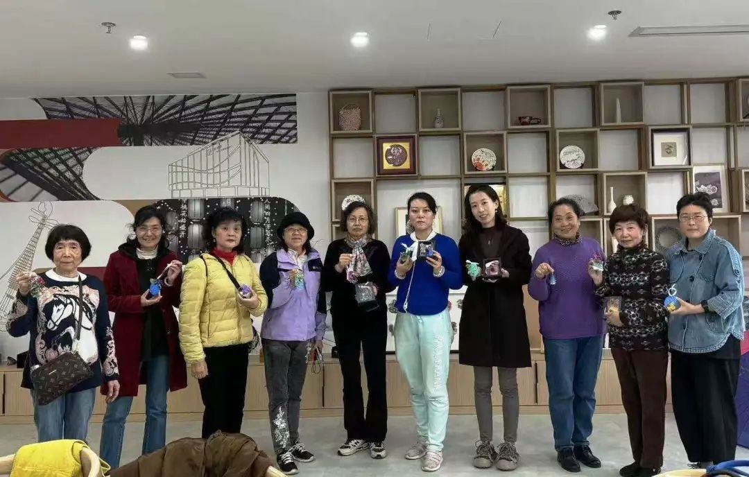 废弃垃圾变时尚摆件？南京西路白领居民齐动手，垃圾分类还能这么玩  第3张
