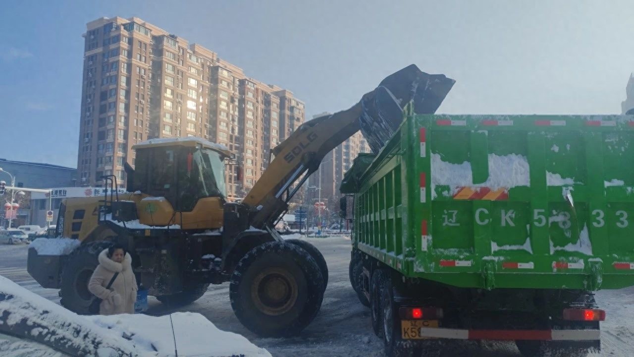 顺城区住建局如何应对强降雪？99台除雪设备严阵以待，保障居民出行安全