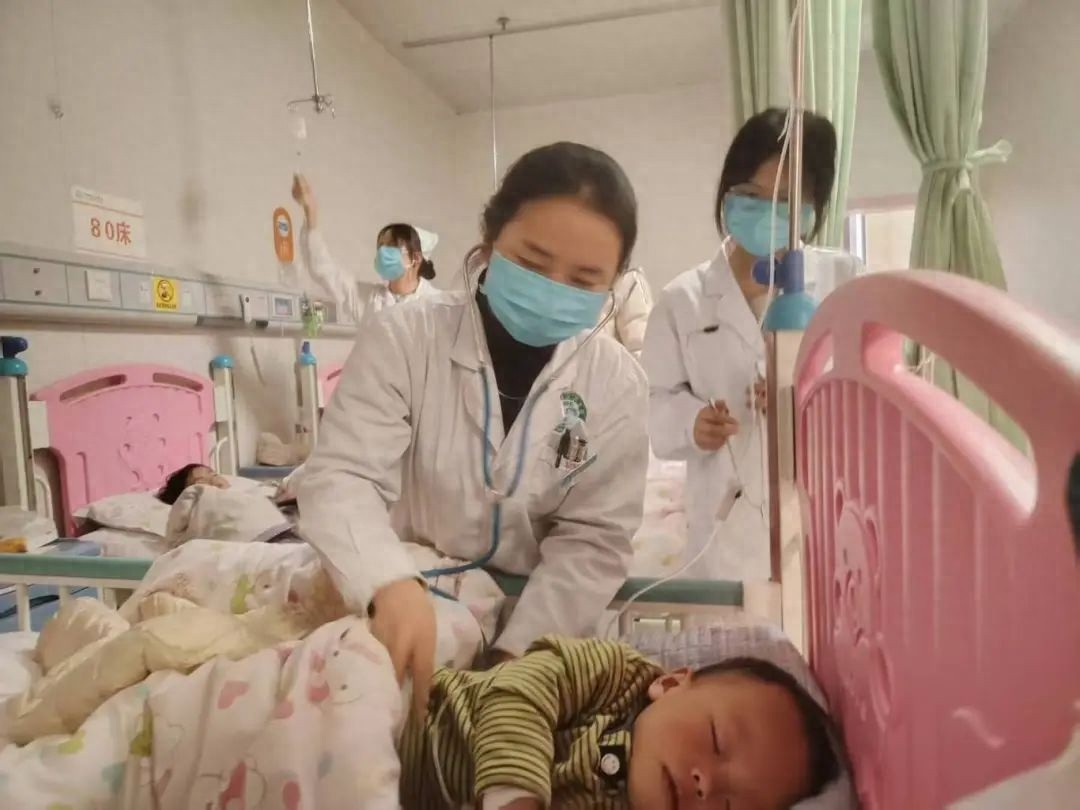 春节万家团聚，他们却坚守岗位！思南县人民医院的医护人员如何守护小患者的健康？