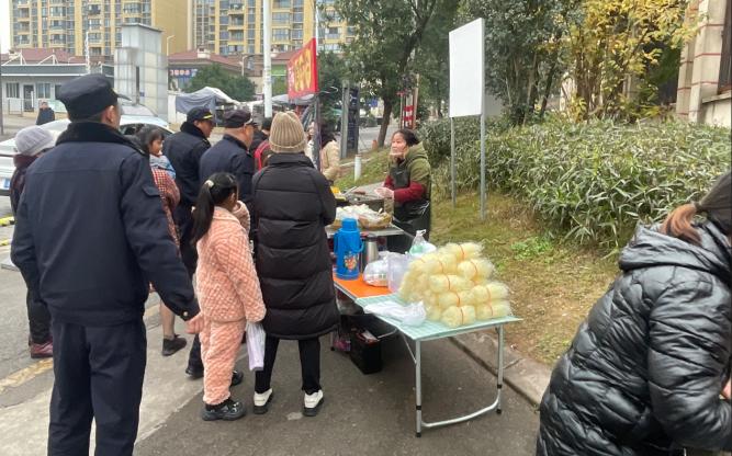 贡井区执法局春节坚守岗位保障城市管理?赞!  第7张