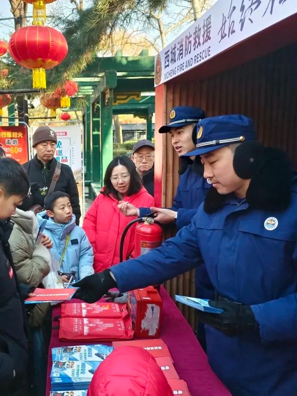 蛇年大观园庙会！消防员如何全方位守护安全？  第13张