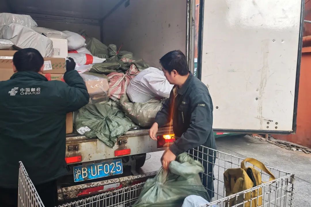 春节阖家团圆，绿衣邮政人为何坚守岗位？赞  第2张