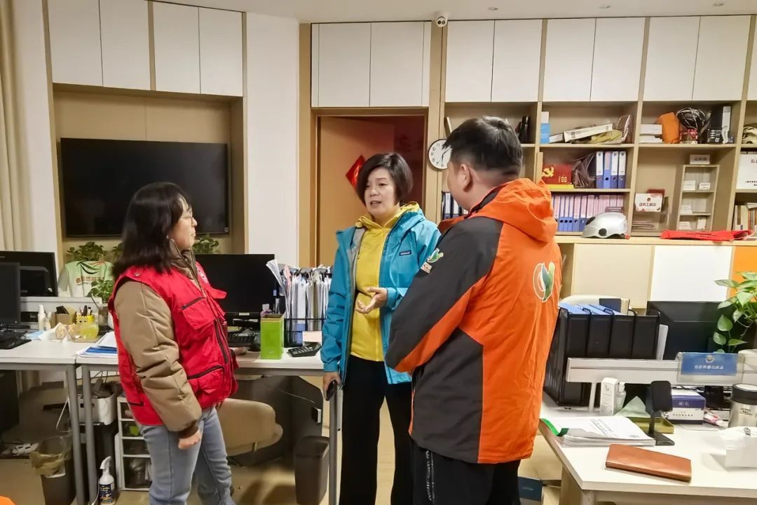 曹杨新村街道节日检查！领导四不两直，保障社区安全？  第2张