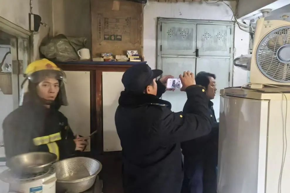 曹杨新村街道节日检查！领导四不两直，保障社区安全？  第12张