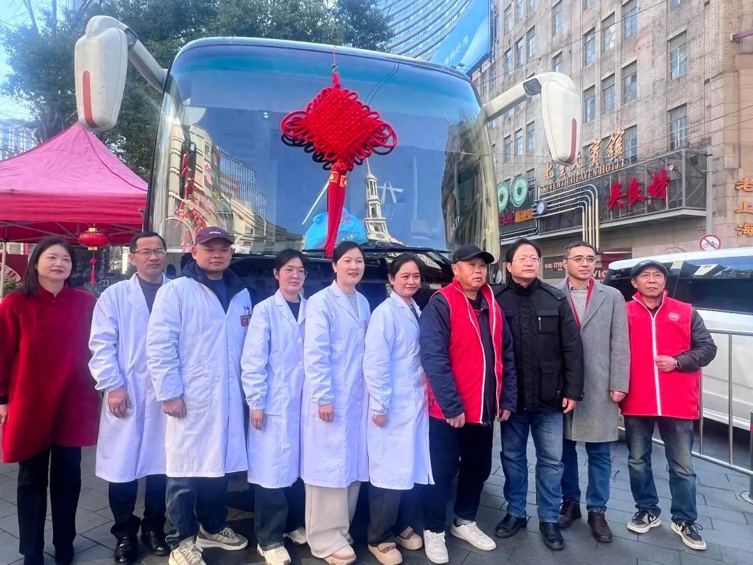 春节长假大多数人在欢聚，为何有人在献血车上?  第1张