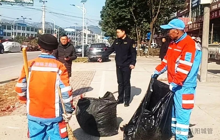 副县长调研春节环卫保障!枞阳城管局如何做到清运红垃圾400多吨?  第3张