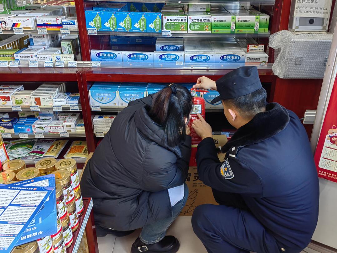 惊!派出所除夕还能办户籍业务?当民警贴上春联迎新春还不忘服务群众!  第4张