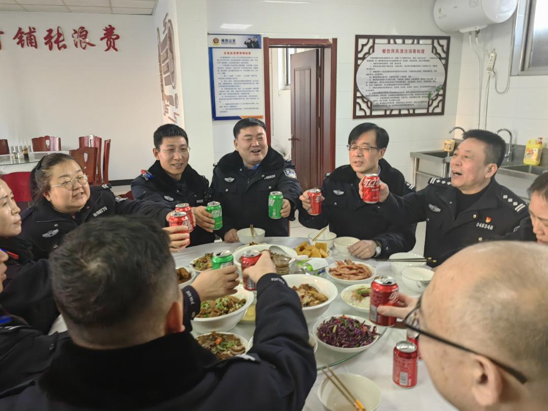 惊!派出所除夕还能办户籍业务?当民警贴上春联迎新春还不忘服务群众!  第6张
