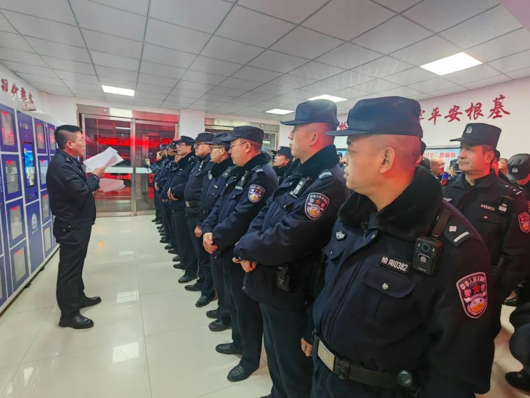 惊!派出所除夕还能办户籍业务?当民警贴上春联迎新春还不忘服务群众!  第7张