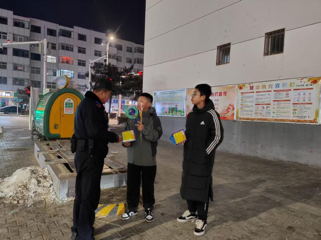 惊!派出所除夕还能办户籍业务?当民警贴上春联迎新春还不忘服务群众!  第9张