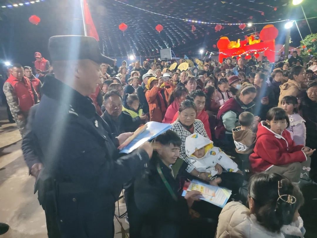 龙陵县公安机关如何在大年初二确保全县平安稳定？揭秘他们的安保秘籍  第1张