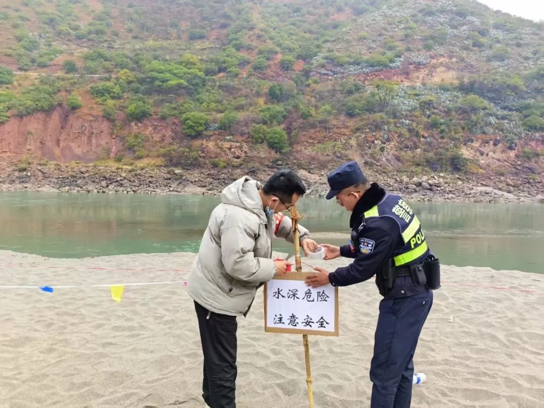龙陵县公安机关如何在大年初二确保全县平安稳定？揭秘他们的安保秘籍  第3张