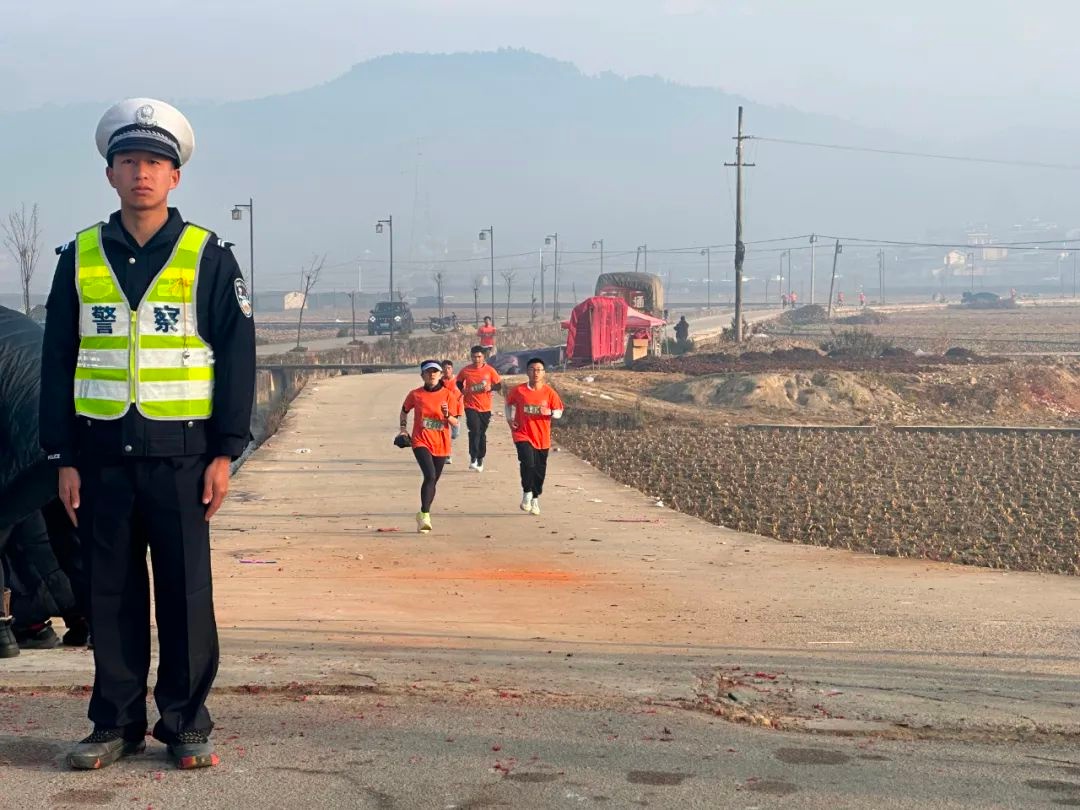 龙陵县公安机关如何在大年初二确保全县平安稳定？揭秘他们的安保秘籍  第9张