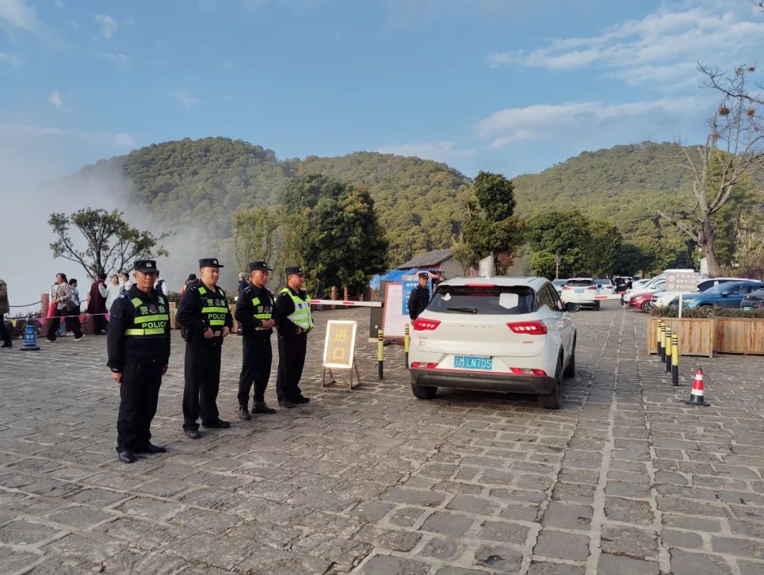 龙陵县公安机关如何在大年初二确保全县平安稳定？揭秘他们的安保秘籍  第10张