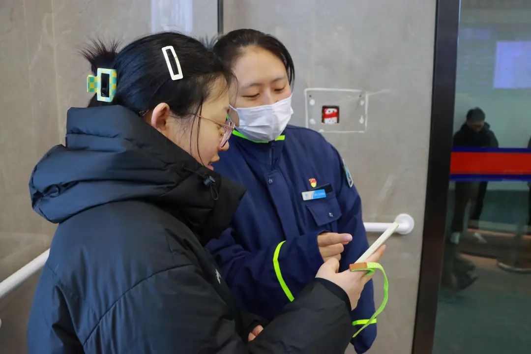 春节假日城市角落的一群人：敬业背后藏多少故事?  第3张