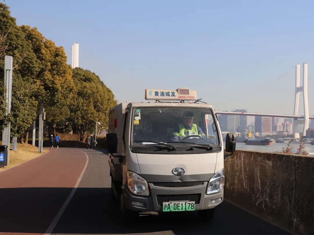 春节假日城市角落的一群人：敬业背后藏多少故事?  第4张