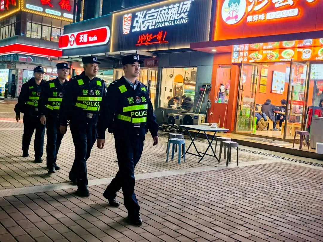 万家团圆时，公安辅警坚守岗位：他们为了啥？  第1张