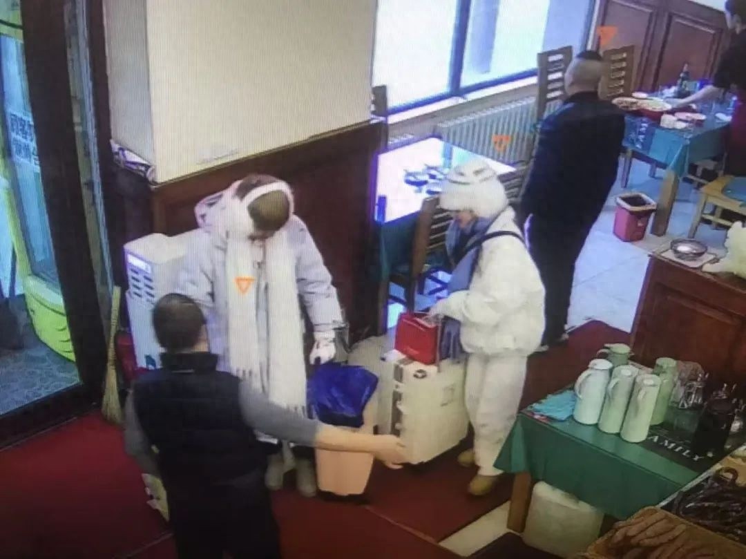 哈尔滨这家饭店老板为何成了游客的‘好大哥’？免费寄存行李背后的暖心故事
