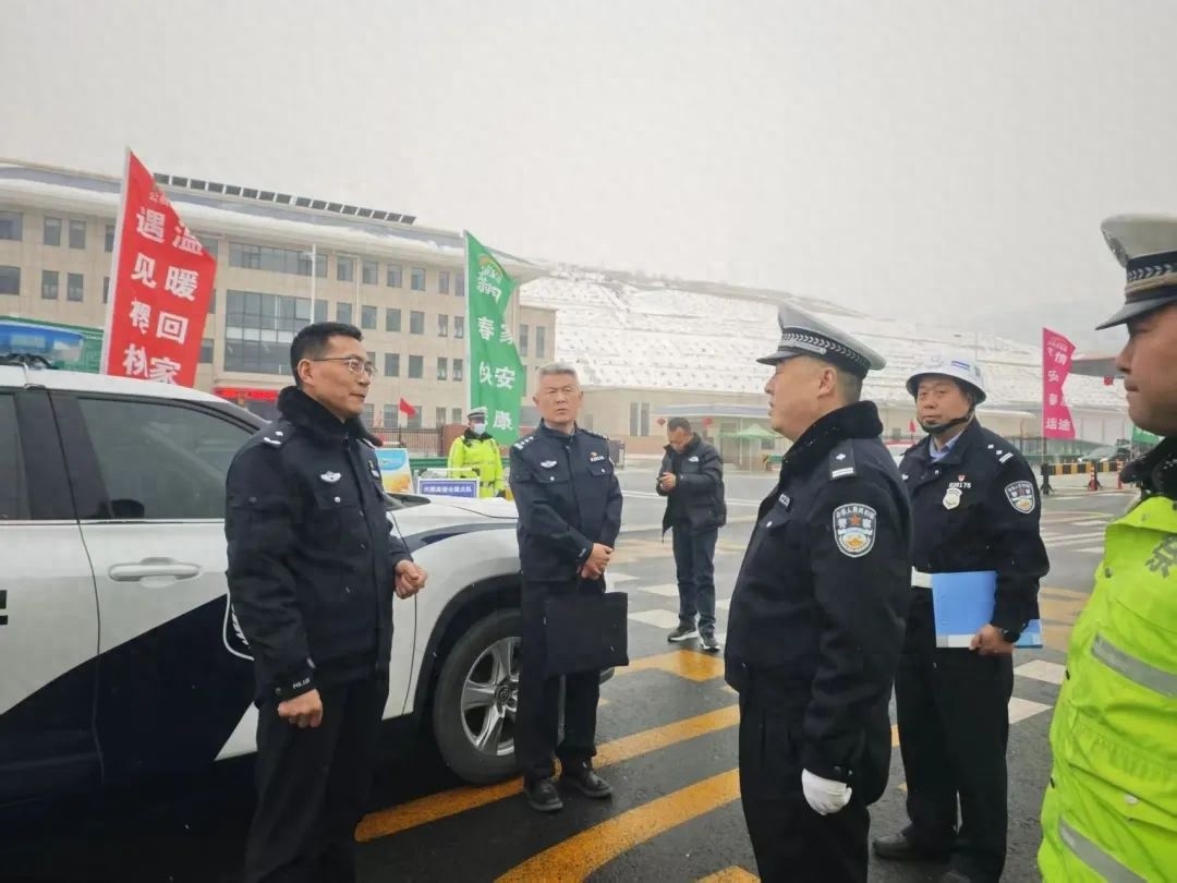 春节安保：天水公安交警冒雪坚守，你知道背后的艰辛吗  第1张