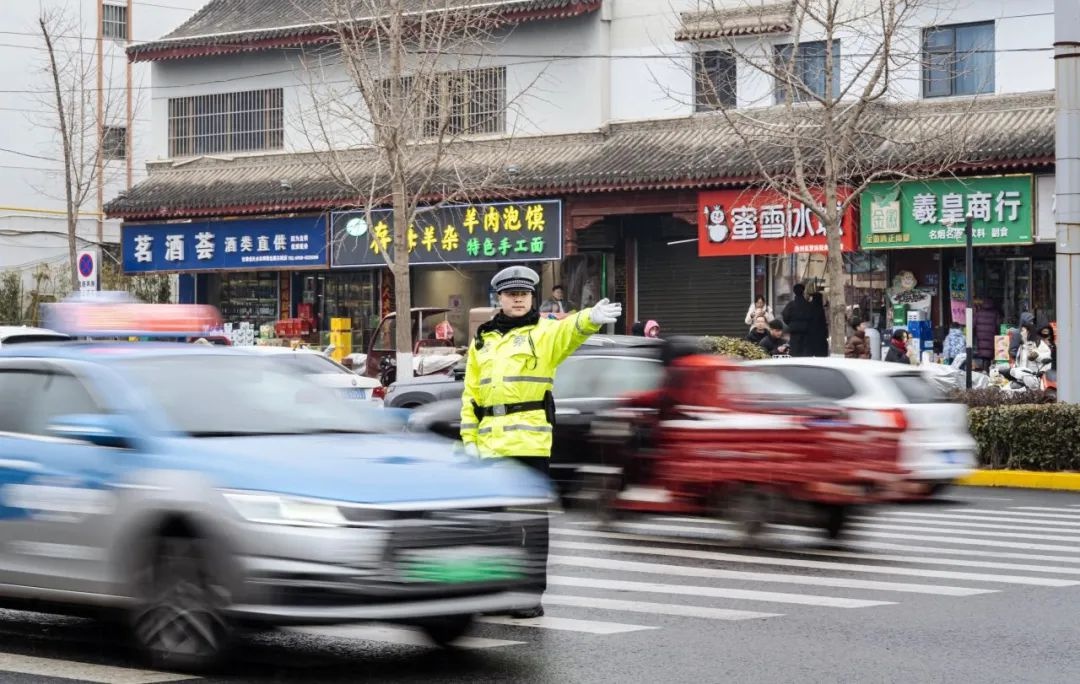 春节安保：天水公安交警冒雪坚守，你知道背后的艰辛吗  第2张