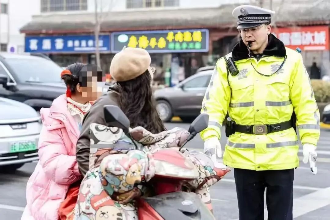 春节安保：天水公安交警冒雪坚守，你知道背后的艰辛吗  第4张