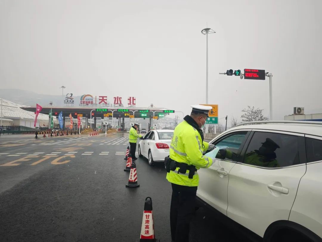 春节安保：天水公安交警冒雪坚守，你知道背后的艰辛吗  第5张